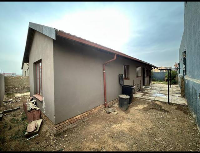 3 BEDROOM HOUSE FOR SALE IN CLOVERDENE